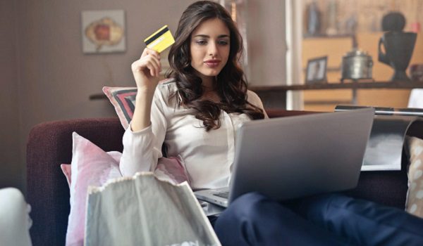 Càng nhiều người tiêu dùng là “fan” của online shopping