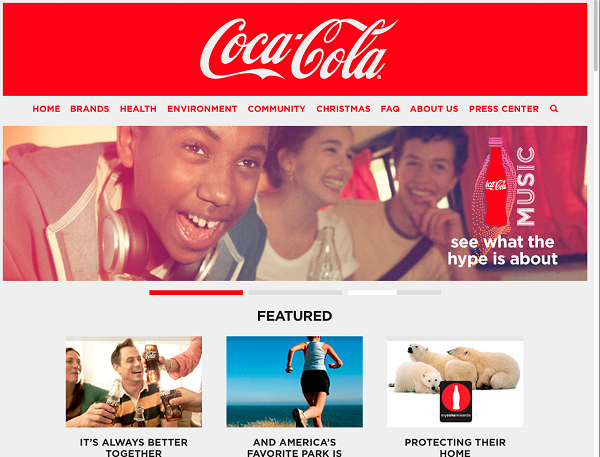 Logo nổi bật của Coca Cola nổi bật trên phần đầu của trang web hãng